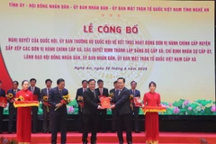 Bí thư Tỉnh ủy Nghệ An Nguyễn Đức Trung trao Quyết định thành lập Đảng bộ cấp xã. (Ảnh: Trịnh Duy Hưng/TTXVN)