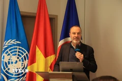 Ông Aymeric Jung, Cố vấn Đầu tư tác động và Kinh tế tái tạo - phát biểu tại tọa đàm. (Ảnh: Anh Hiển/TTXVN)