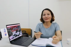 Tiến sỹ Nguyễn Thị Huyền, Trưởng Khoa Kinh tế, Trường Đại học Phạm Văn Đồng trao đổi về bài viết 'Thực hành tiết kiệm' của Tổng Bí thư Tô Lâm. (Ảnh: Phạm Cường/TTXVN)