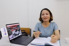 Tiến sỹ Nguyễn Thị Huyền, Trưởng Khoa Kinh tế, Trường Đại học Phạm Văn Đồng trao đổi về bài viết 'Thực hành tiết kiệm' của Tổng Bí thư Tô Lâm. (Ảnh: Phạm Cường/TTXVN)