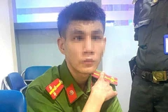 Đối tượng mặc quân phục công an giả xuất hiện tại Sân bay Đà Nẵng. (Ảnh do công an cung cấp)