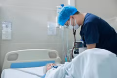 Bác sỹ khám cho bệnh nhân COVID-19. (Ảnh: Minh Quyết/TTXVN)