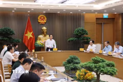 Phó Thủ tướng Lê Tiến Châu chủ trì họp với các bộ, ngành về tình hình triển khai xây dựng các trường phổ thông liên cấp tại các xã biên giới. (Ảnh: Lâm Khánh/TTXVN)
