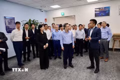 Trưởng Ban Chính sách, chiến lược Trung ương Nguyễn Thanh Nghị cùng đoàn công tác thăm, làm việc tại Trung tâm Nghiên cứu và Phát triển Samsung Việt Nam. (Ảnh: TTXVN)