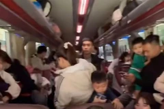 Xe khách 21 chỗ nhưng 'nhồi nhét' 50 người. (Ảnh cắt từ clip)