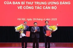 Ông Nguyễn Xuân Thắng trao quyết định và chúc mừng ông Hoàng Phúc Lâm và ông Lê Văn Lợi. (Ảnh: Văn Điệp/TTXVN)