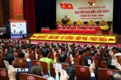 Đại biểu biểu quyết thông qua Dự thảo Nghị quyết Đại hội đại biểu Đảng bộ tỉnh Quảng Trị lần thứ nhất, nhiệm kỳ 2025-2030. (Ảnh: Tá Chuyên/TTXVN)