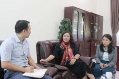 Cách chức Bí thư Chi bộ Trường Tiểu học Đoàn Kết đối với Hiệu trưởng Nguyễn Thị Phương (áo đen). (Ảnh: Nguyễn Oanh/TTXVN)