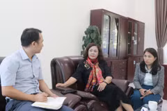 Cách chức Bí thư Chi bộ Trường Tiểu học Đoàn Kết đối với Hiệu trưởng Nguyễn Thị Phương (áo đen). (Ảnh: Nguyễn Oanh/TTXVN)