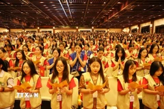 Thực hiện nghi thức Phật giáo trong Pháp hội Vu Lan. (Ảnh: Đức Phương/TTXVN)