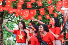 Người dân từ Lạng Sơn về Hà Nội chờ đón xem lễ hợp luyện diễu binh, diễu hành. (Ảnh: Hoàng Hiếu/TTXVN)