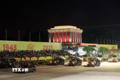 Khối các khí tài quân sự tham gia hợp luyện lần thứ nhất tối 21/8. (Ảnh: Tuấn Anh/TTXVN)