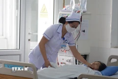 Điều dưỡng Khoa Thận nhân tạo-Lọc máu, Bệnh viện C Đà Nẵng chăm sóc bệnh nhân. (Ảnh: Văn Dũng/TTXVN)