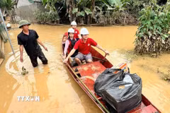 Đoàn công tác của Trung ương Hội Chữ thập Đỏ Việt Nam vượt qua những tuyến đường ngập lụt, mang hàng cứu trợ khẩn cấp đến với người dân xã Nhân Hòa (Nghệ An) - nơi đang chịu thiệt hại nặng nề do hoàn lưu bão số 3 (Wipha). (Ảnh: TTXVN phát)