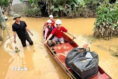 Đoàn công tác của Trung ương Hội Chữ thập Đỏ Việt Nam vượt qua những tuyến đường ngập lụt, mang hàng cứu trợ khẩn cấp đến với người dân xã Nhân Hòa (Nghệ An) - nơi đang chịu thiệt hại nặng nề do hoàn lưu bão số 3 (Wipha). (Ảnh: TTXVN phát)