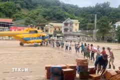 Máy bay trực thăng Mi 171 của Quân chủng Phòng không Không quân mang theo hàng cứu trợ gồm lương thực, thực phẩm, nước uống... hạ cánh xuống Tương Dương, Nghệ An. (Ảnh: TTXVN phát)