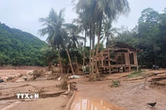 Nhà cửa bị hư hại, khung cảnh bản làng Cha Nga bị biến dạng, sạt lở khi lũ dữ quét qua. (Ảnh: TTXVN phát)