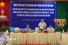 Ông Nguyễn Văn Thọ, Phó Chủ tịch thường trực Ủy ban Nhân dân Thành phố Hồ Chí Minh trao đổi, trả lời và hướng dẫn thêm một số vấn đề liên quan đến kiến nghị của lãnh đạo Đặc khu Côn Đảo. (Ảnh: TTXVN phát)