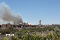 Khói bốc lên tại hiện trường vụ nổ lớn ở tỉnh Idlib, Syria ngày 24/7. (Ảnh: THX/TTXVN)