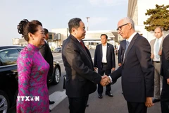 Chủ tịch Hạ viện Vương quốc Maroc Rachid Talbi Alami đón Chủ tịch Quốc hội Trần Thanh Mẫn và Phu nhân tại Sân bay Sale Rabat. (Ảnh: Doãn Tấn/TTXVN)