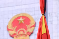 Cờ rủ là Quốc kỳ, có dải băng tang. (Nguồn: TTXVN)