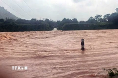 Một điểm cầu tràn nước bị ngập, gây chia cắt tại khu vực miền núi tỉnh Quảng Trị. (Ảnh: TTXVN phát)