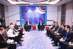 Thủ tướng Phạm Minh Chính gặp Phó Thủ tướng Nga Alexey Overchuk. (Ảnh: Dương Giang/TTXVN)