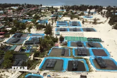 Vùng cát ven biển thôn Bắc Hòa và Tân Hải, xã Cam Hồng chi chít những ao hồ nhân tạo, bao quanh bởi các mương thoát nước đen ngòm, bốc mùi hôi thối nồng nặc. (Ảnh: Nguyên Linh/TTXVN)