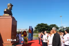 Đại biểu dâng hoa tri ân Lãnh tụ Fidel Castro Ruz. (Ảnh: Tường Vi/TTXVN)