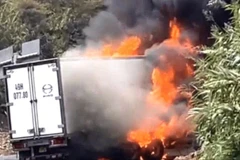 Hiện trường vụ cháy xe tải trên đèo Khánh Lê, tỉnh Khánh Hòa. (Ảnh cắt từ clip)