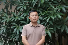 Ông Nguyễn Tùng Lĩnh, Phó Chủ tịch Hội Liên hiệp Văn học nghệ thuật Hà Tĩnh cho rằng bài viết nhấn mạnh một cách rõ ràng và mạnh mẽ về giá trị của việc thực hành tiết kiệm. (Ảnh: Hoàng Ngà/TTXVN)