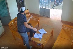 Người đàn ông dúi đầu Trạm trưởng Trạm quản lý bảo vệ rừng Suối Cạn. (Ảnh cắt từ clip)