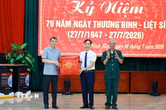 Thủ tướng Lê Minh Hưng tặng quà cho đại diện các thương binh, bệnh binh và Trung tâm Điều dưỡng thương binh Kim Bảng, tỉnh Ninh Bình. (Ảnh: Dương Giang/TTXVN)