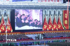 Các đại biểu tham dự buổi lễ tại Quảng trường Kim Nhật Thành ở Thủ đô Bình Nhưỡng. (Ảnh: Thống Nhất/TTXVN)