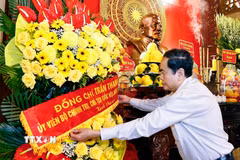 Chủ tịch Quốc hội Trần Thanh Mẫn dâng hương, dâng hoa tại Đền thờ Chủ tịch Tôn Đức Thắng. (Ảnh: Doãn Tấn/TTXVN)