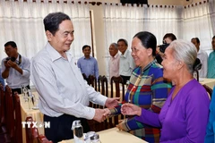 Chủ tịch Quốc hội Trần Thanh Mẫn tặng quà cho gia đình chính sách, người có công, trẻ em nghèo tại xã Mỹ Hòa Hưng, tỉnh An Giang. (Ảnh: Doãn Tấn/TTXVN)