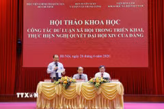 Các đại biểu chủ trì hội thảo. (Ảnh: Văn Điệp/TTXVN)