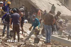 Các lực lượng cứu hộ Venezuela tìm kiếm những người mất tích và mắc kẹt dưới đống đổ nát. (Ảnh: Phi Hùng/TTXVN)