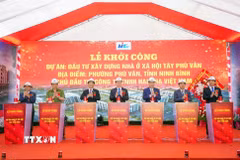 Các đại biểu tặng thực hiện nghi thức ấn nút khởi công công trình. (Ảnh: Thanh Tuấn/TTXVN)