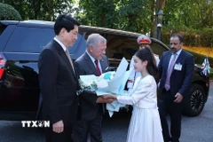 Thiếu nhi Thủ đô Hà Nội tặng hoa Quốc vương Jordan Abdullah II Ibn Al Hussein tại lễ đón. (Ảnh: Lâm Khánh/TTXVN)