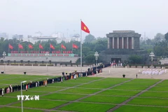 Đại biểu Quốc hội khóa XVI vào Lăng viếng Chủ tịch Hồ Chí Minh. (Ảnh: Dương Giang/TTXVN)