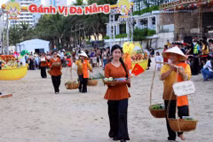 Hơn 70 gánh hàng rong tái hiện không gian ẩm thực đường phố miền Trung. (Ảnh: Trần Lê Lâm/TTXVN)