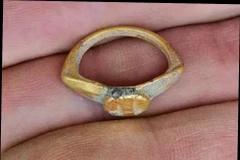 Chiếc nhẫn vàng 2.000 năm tuổi được phát hiện khi khai quật tại Công viên quốc gia Susita. (Nguồn: Công viên quốc gia Susita)