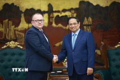 Thủ tướng Phạm Minh Chính tiếp Chủ tịch Ủy ban Giám định tư pháp Cộng hòa Belarus Volkov Alexei Aleksandrovich. (Ảnh: Dương Giang/TTXVN)