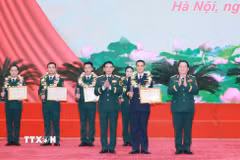 Đại tướng Phan Văn Giang và Đại tướng Nguyễn Trọng Nghĩa trao Bằng khen của Bộ trưởng Bộ Quốc phòng cho các gương mặt tiêu biểu. (Ảnh: Trọng Đức/TTXVN)