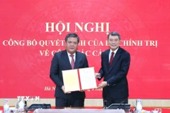 Ông Lê Minh Hưng, Ủy viên Bộ Chính trị, Bí thư Trung ương Đảng, Trưởng Ban Tổ chức Trung ương trao Quyết định của Bộ Chính trị cho ông Trần Phong. (Ảnh: Phương Hoa/TTXVN)