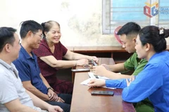 Các lực lượng chức năng phường Hà Lầm hướng dẫn người dân cài đặt, sử dụng ứng dụng Etax Mobile (ứng dụng thuế điện tử).