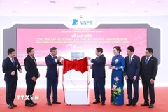 Thủ tướng Phạm Minh Chính thực hiện nghi thức gắn biển công trình cáp đất Việt Nam-Lào-Thái Lan-Malaysia-Singapore của Tập đoàn VNPT. (Ảnh: Dương Giang/TTXVN)