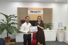 Anh Phạm Văn Xuân hoàn thành giao dịch chuyển tiền lại cho đại diện Công ty cổ phần Tập đoàn Sơn Phúc. (Nguồn: Công an xã Việt Lập)