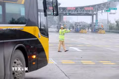 Kiểm tra xe khách. (Ảnh minh họa. Nguồn: TTXVN)